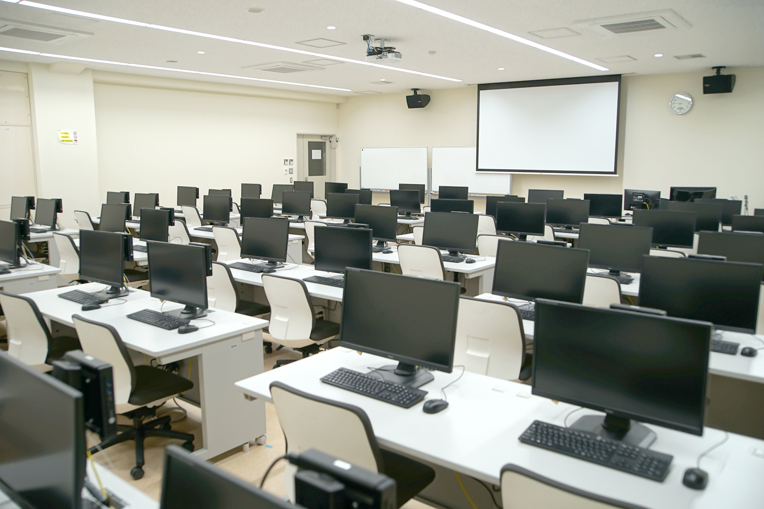 情報理工学部情報理工学科｜学科施設紹介｜情報理工学科実験室